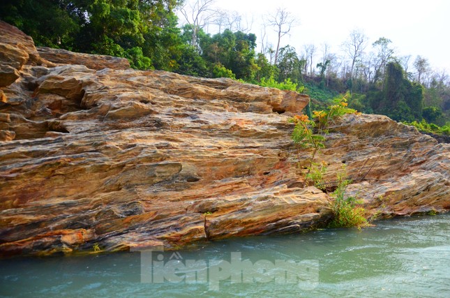 Kỳ ảo bãi đá trăm triệu năm bên sông Sêrêpốk ảnh 10
