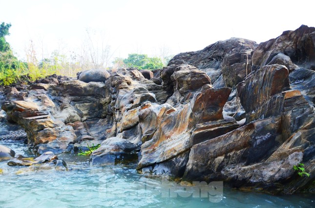 Kỳ ảo bãi đá trăm triệu năm bên sông Sêrêpốk ảnh 3