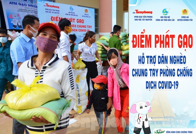 Tiền Phong trên Tây Nguyên: Những chuyến trao quà, phát gạo gắn kết tình quân dân ảnh 10
