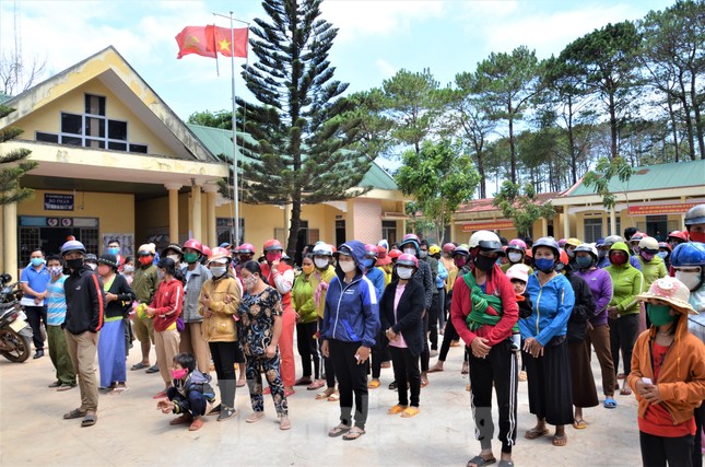 Tiền Phong trên Tây Nguyên: Những chuyến trao quà, phát gạo gắn kết tình quân dân ảnh 1