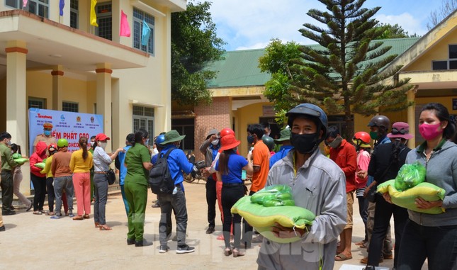 Tiền Phong trên Tây Nguyên: Những chuyến trao quà, phát gạo gắn kết tình quân dân ảnh 2