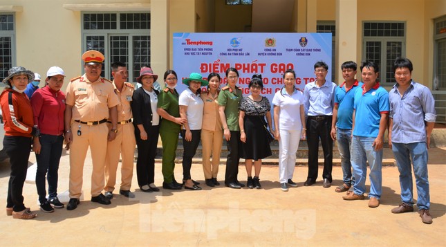 Tiền Phong trên Tây Nguyên: Những chuyến trao quà, phát gạo gắn kết tình quân dân ảnh 4