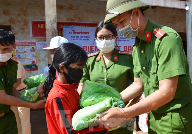 Tiền Phong trên Tây Nguyên: Những chuyến trao quà, phát gạo gắn kết tình quân dân ảnh 3
