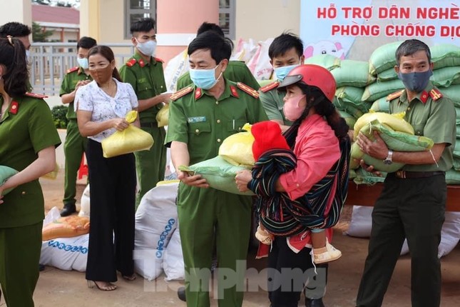 Tiền Phong trên Tây Nguyên: Những chuyến trao quà, phát gạo gắn kết tình quân dân ảnh 9