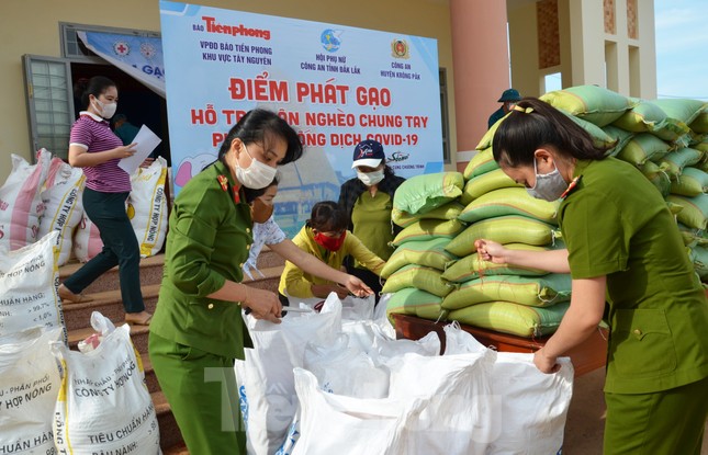 Tiền Phong trên Tây Nguyên: Những chuyến trao quà, phát gạo gắn kết tình quân dân ảnh 11