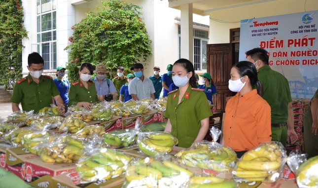 Tiền Phong trên Tây Nguyên: Những chuyến trao quà, phát gạo gắn kết tình quân dân ảnh 7