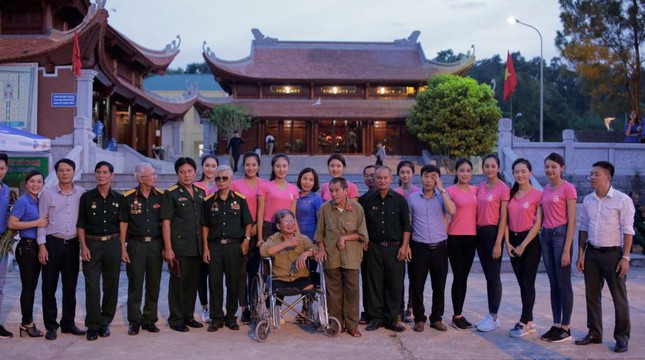Thí sinh Hoa hậu Việt Nam thắp sáng 11.000 'trái tim hồng' ảnh 7