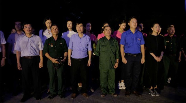 Thí sinh Hoa hậu Việt Nam thắp sáng 11.000 'trái tim hồng' ảnh 9
