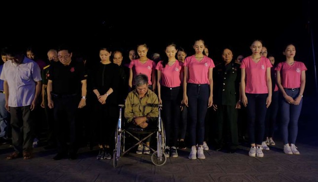 Thí sinh Hoa hậu Việt Nam thắp sáng 11.000 'trái tim hồng' ảnh 8