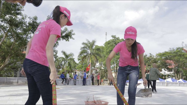Thí sinh Hoa hậu Việt Nam thắp sáng 11.000 'trái tim hồng' ảnh 2