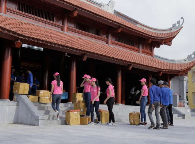 Thí sinh Hoa hậu Việt Nam thắp sáng 11.000 'trái tim hồng' ảnh 1