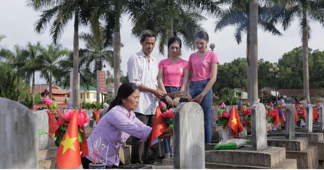 Thí sinh Hoa hậu Việt Nam thắp sáng 11.000 'trái tim hồng' ảnh 5