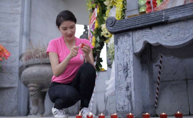 Thí sinh Hoa hậu Việt Nam thắp sáng 11.000 'trái tim hồng' ảnh 4
