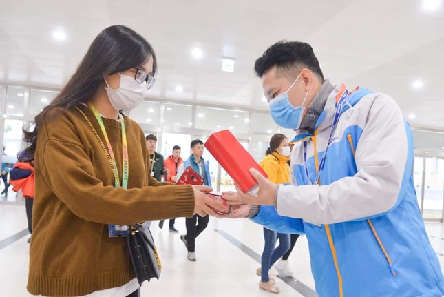 Công nhân nhận lì xì đầu năm bằng khẩu trang chống dịch virus corona ảnh 2