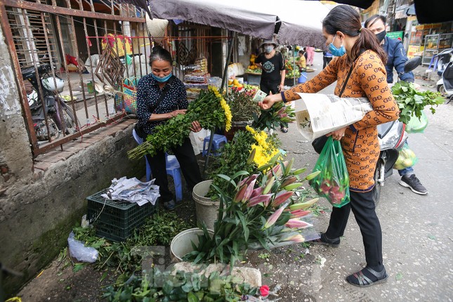 Rằm tháng Giêng, làng Tây Tựu lo 'sốt vó' vì hoa ế ẩm ảnh 3