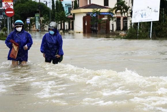 Mưa lớn kéo dài, gần 60.000 ngôi nhà ở miền Trung ngập sâu trong nước ảnh 1