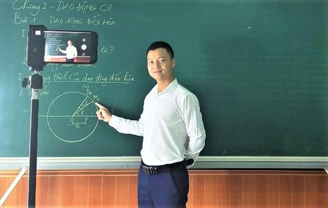 Thầy giáo Nguyễn Trường Sinh biến phòng khách thành lớp học trực tuyến. Ảnh: Hồ Trang