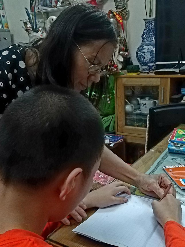 Tấm lòng của ‘bà giáo dở hơi’ ảnh 1