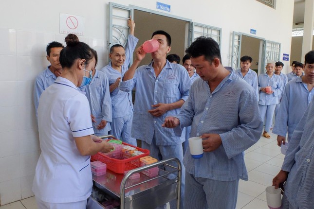 Nhiều người trẻ kiệt sức vì làm việc ảnh 1