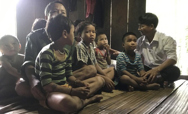 Vào rừng sâu 'bắt' từng học trò ra lớp ảnh 1