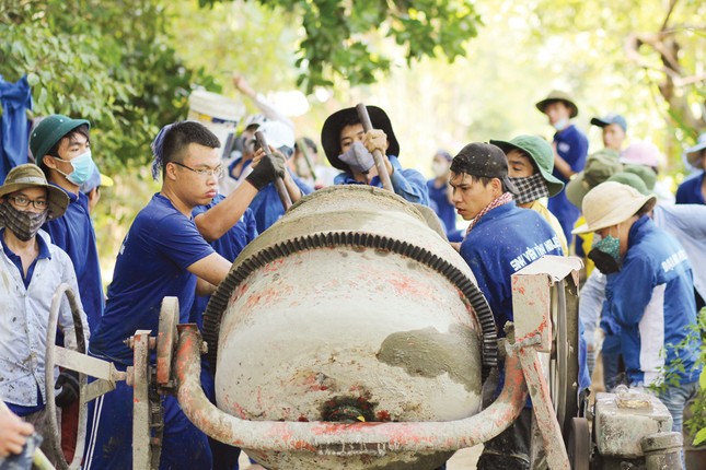 Sống cống hiến vì Tổ quốc, cộng đồng ảnh 2