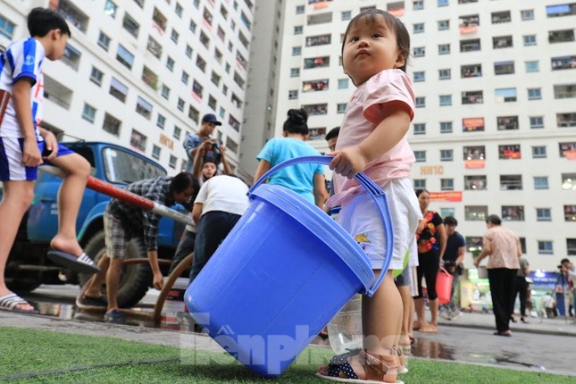 Khủng hoảng nước sạch tại Hà Nội: Khổ như 'thời bao cấp' ảnh 1