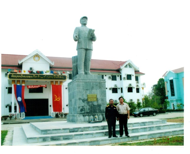Chuyện về Anh Bảy Cay xỏn Phômvihản: Chuyện làm tượng ảnh 1