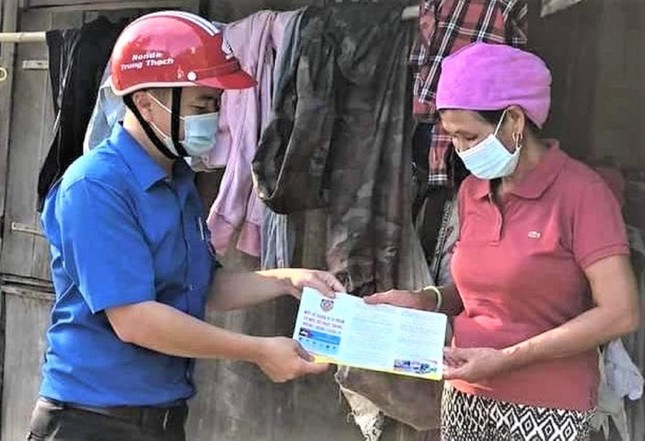 Cán bộ đi máy cày tuyên truyền chống dịch COVID-19 ảnh 2