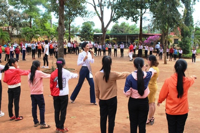 H'Hen Niê sẽ tìm cách gỡ khó khăn để học sinh quê nhà được đến lớp ảnh 4