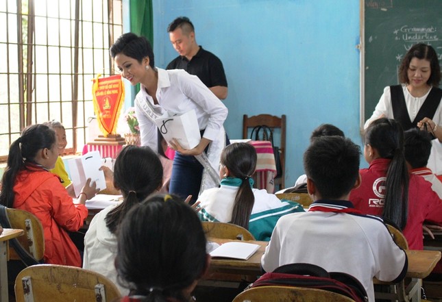 H'Hen Niê sẽ tìm cách gỡ khó khăn để học sinh quê nhà được đến lớp ảnh 2