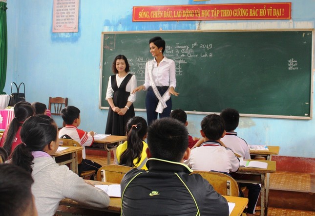 H'Hen Niê sẽ tìm cách gỡ khó khăn để học sinh quê nhà được đến lớp ảnh 1