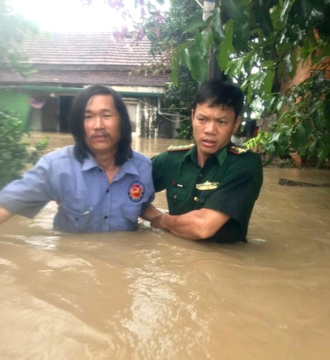 Dầm mưa, vượt lũ đưa dân ra khỏi vùng ngập lụt ảnh 8