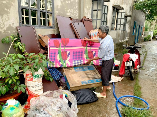 Đắk Lắk: Huy động nguồn lực giúp dân khắc phục hậu quả sau mưa lũ ảnh 1
