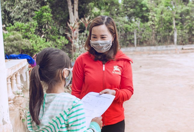 Học sinh vùng xa nhớ lớp, giáo viên đến tận buôn giao bài tập ảnh 1