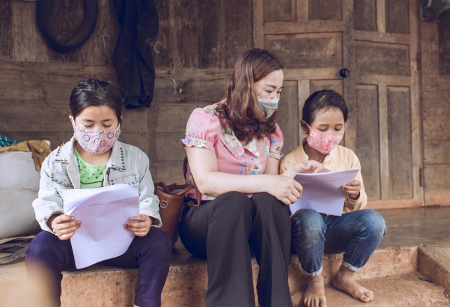 Học sinh vùng xa nhớ lớp, giáo viên đến tận buôn giao bài tập ảnh 3