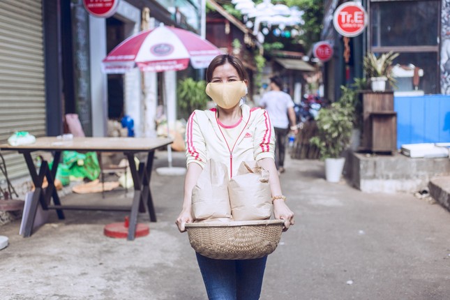Những tình nguyện viên trẻ đầy nhiệt huyết tại 'ATM gạo' ảnh 7