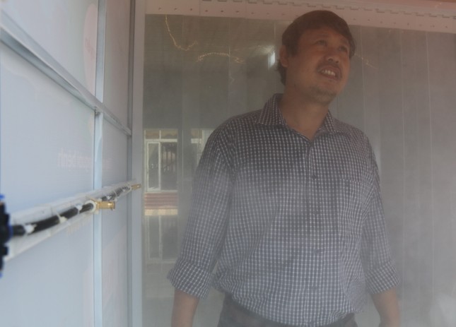 Buồng khử khuẩn 3 giây của thầy giáo vùng sâu đón học sinh quay lại trường ảnh 2