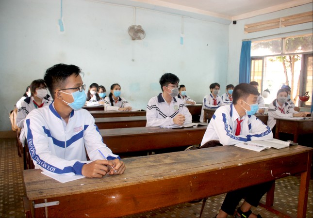 Đắk Lắk: Chia đôi lớp học 2 ca, đeo khẩu trang suốt buổi ảnh 1