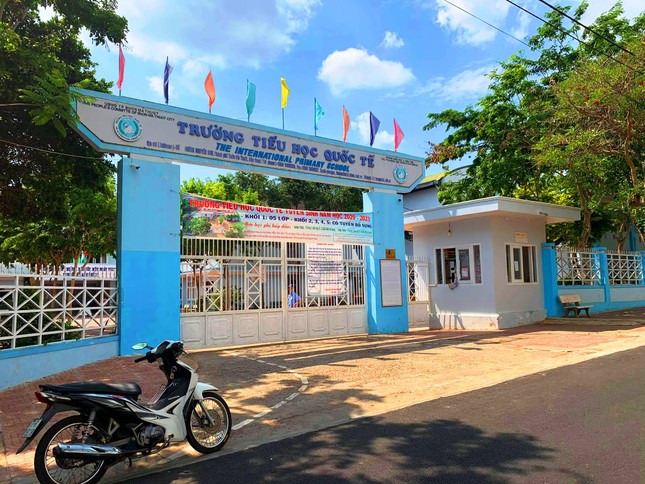 Một học sinh lớp 2 trốn trường, đi bộ 13 km về nhà, ai chịu trách nhiệm? ảnh 1