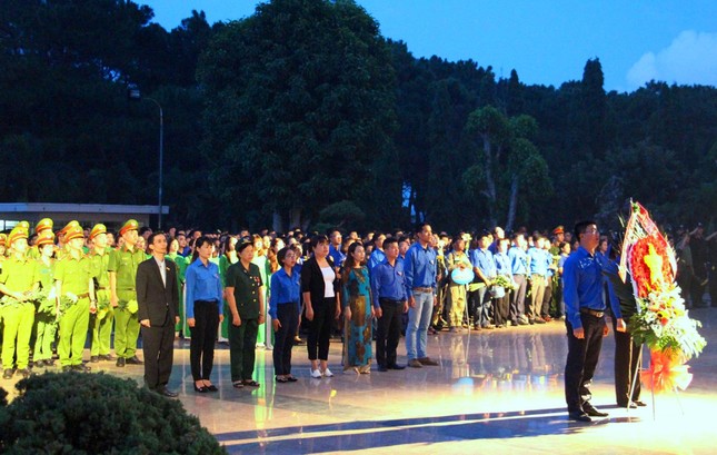 Đắk Lắk: Những ngọn nến thắp sáng 2.306 phần mộ liệt sỹ ảnh 1