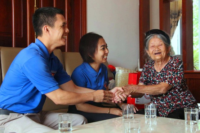 Đắk Lắk: Những ngọn nến thắp sáng 2.306 phần mộ liệt sỹ ảnh 3