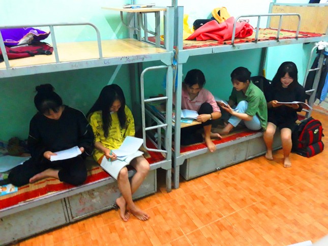 Lo nơi ăn, chốn ở cho hàng trăm thí sinh vùng sâu, nguy cơ mưa ngập ảnh 2