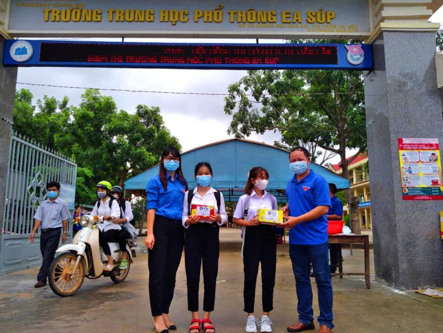 Tuổi trẻ Đắk Lắk trao học bổng tiếp sức thí sinh vượt vũ môn ảnh 4