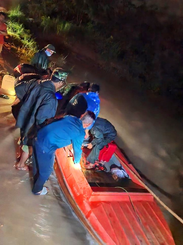 Tây Nguyên: Mưa lũ cuốn trôi người, nhấn chìm cầu và hàng trăm ha cây trồng ảnh 1