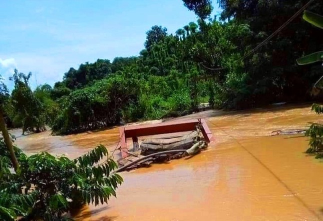 Tây Nguyên: Mưa lũ cuốn trôi người, nhấn chìm cầu và hàng trăm ha cây trồng ảnh 2