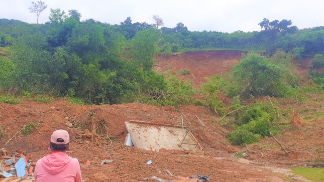 Đắk Lắk: Di dân khẩn cấp khỏi khu vực bị sạt lở nghiêm trọng ảnh 1