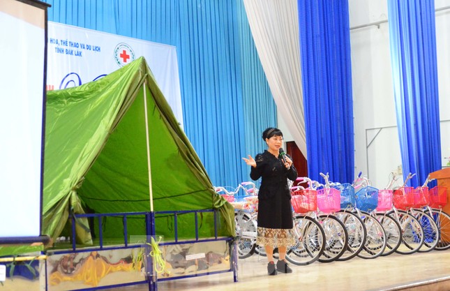 Người dân vùng lũ Đắk Lắk nhận quà ý nghĩa, thiết thực trước Tết ảnh 2