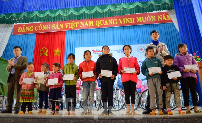 Người dân vùng lũ Đắk Lắk nhận quà ý nghĩa, thiết thực trước Tết ảnh 3
