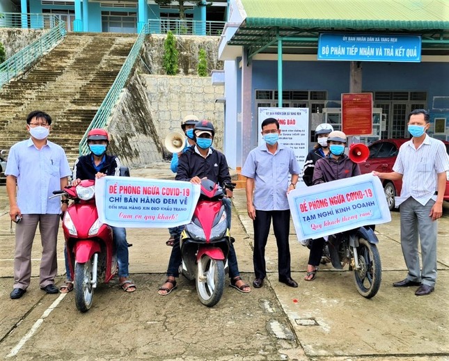 Những 'chiến sĩ áo trắng' Tây Nguyên ngăn dịch bệnh kép ảnh 5