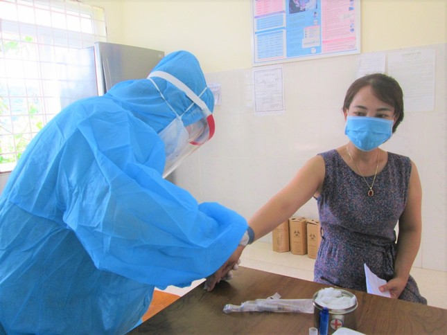 Những 'chiến sĩ áo trắng' Tây Nguyên ngăn dịch bệnh kép ảnh 3